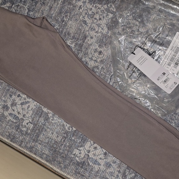 Alo Yoga FLAW 7/8 High-Waist Airlift Legging In Mushroom Small $134 *Minor FLAW* - Picture 13 of 16